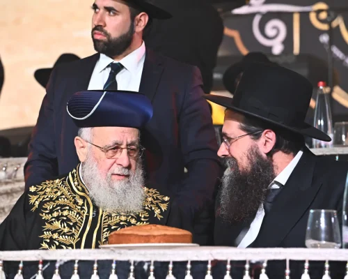 הגרא_י פינקל ראש ישיבת מיר והרשל_צ הגר_י יוסף במעמד